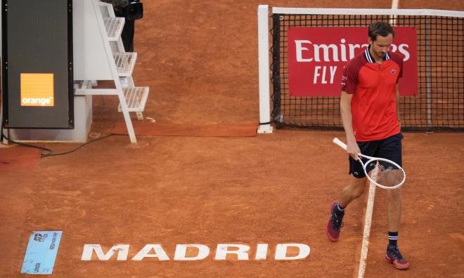 Ryssen Daniil Medvedev tvingades bryta torsdagens kvartsfinal i Madrid Open mot tjecken Jiri Lehecka efter första set.