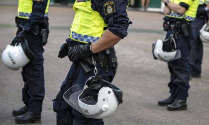 Poliser på plats vid en allmän sammankomst med koranbränning i Malmö förra året. Arkivbild.