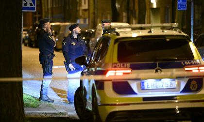 Polis på plats i centrala Trelleborg efter larm om skottlossning på torsdagskvällen.