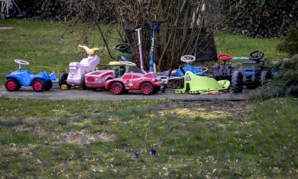 Leksaker i trädgården där flickan bodde med sin familj i en ort i Eslövs kommun. Arkivbild.