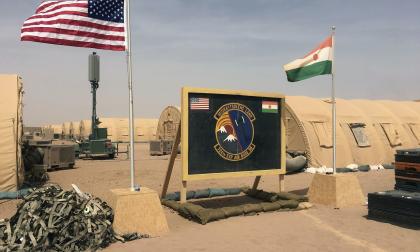 USA:s och Nigers flaggor vajar sida vid sida vid en militärbas i Niger. Arkivbild.