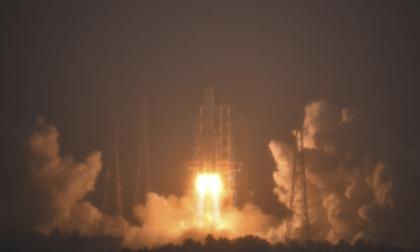 Raketen med rymdsonden Chang'e-6 lyfter från Hainan-provinsen. Bilden tillhandahålls av den statliga kinesiska nyhetsbyrån Nya Kina (Xinhua).